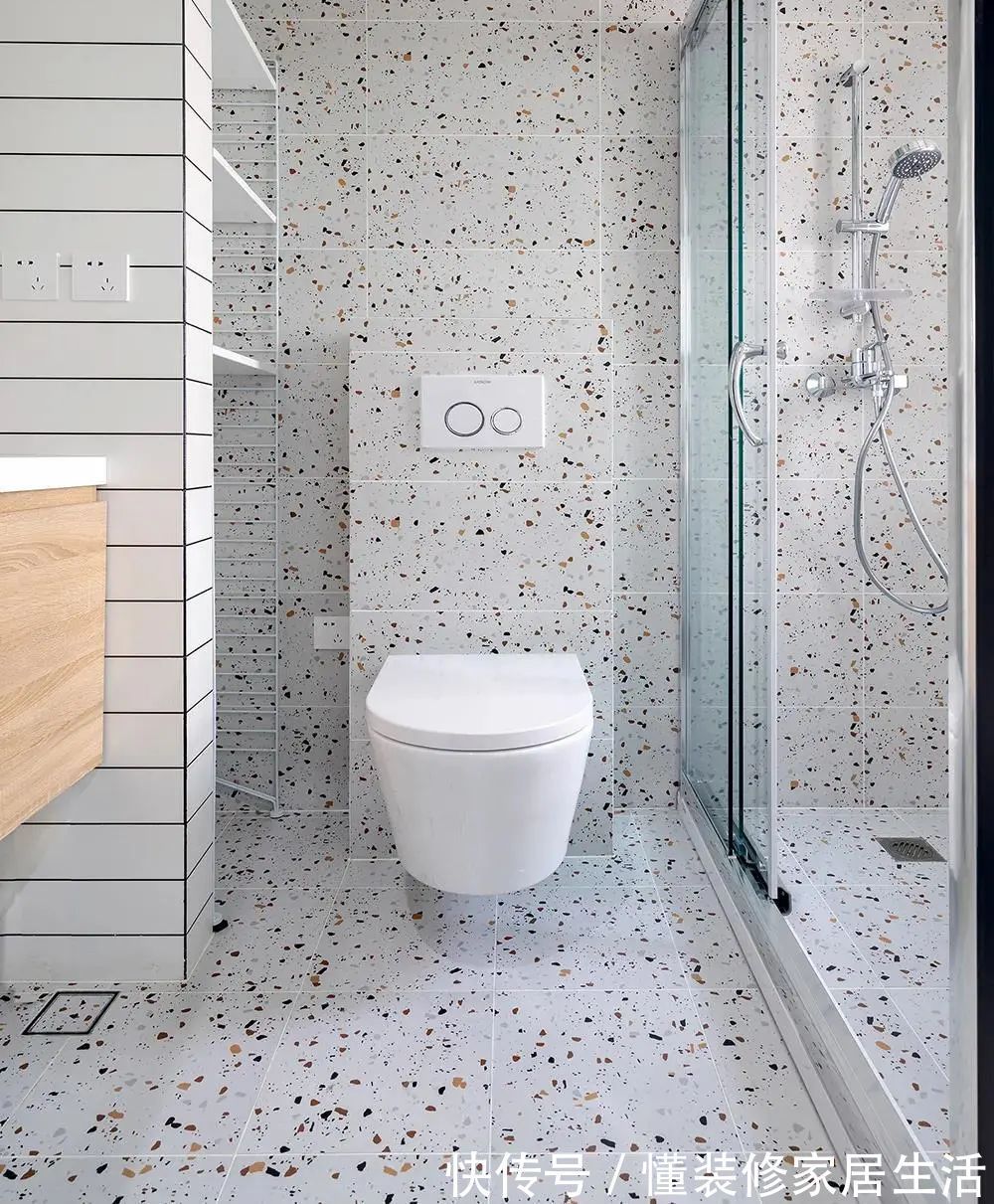 打理|很多人的卫生间都在铺这种“瓷砖”,无缝隙好打理,时尚又耐看