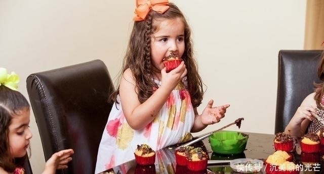 家长|吃一次等于吃一个塑料袋的食物,很多家长仍给娃吃,医生无知