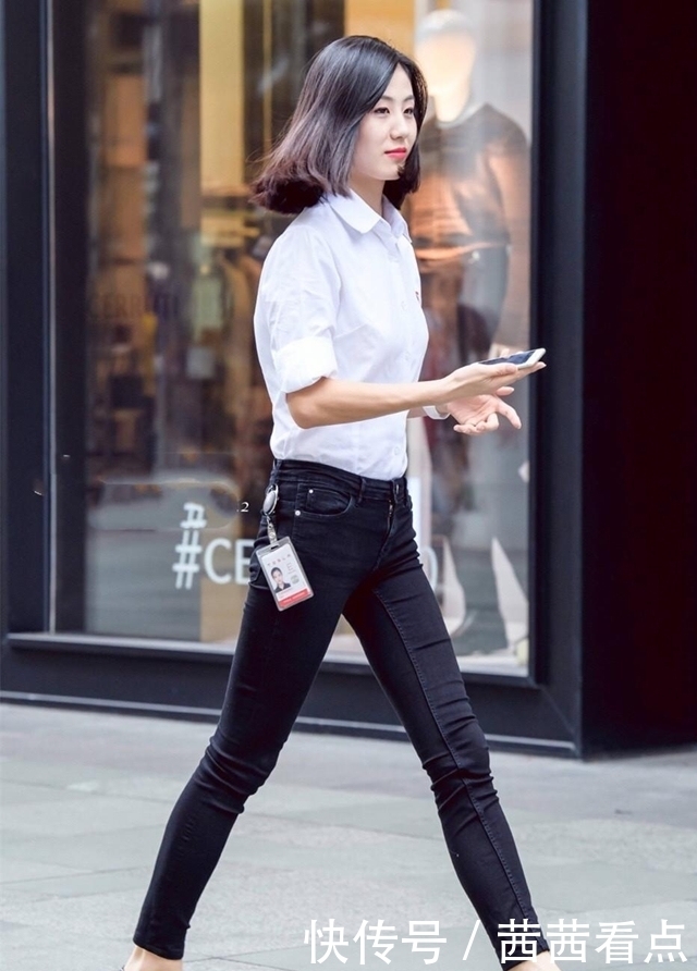 黑色|街拍:长发辣妈在街头向你走来,搭配黑色牛仔裤,一样也有女人味