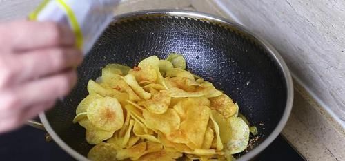 土豆别炸薯条了,教你新吃法,不蒸不炒不用烤,出锅瞬间被扫光!