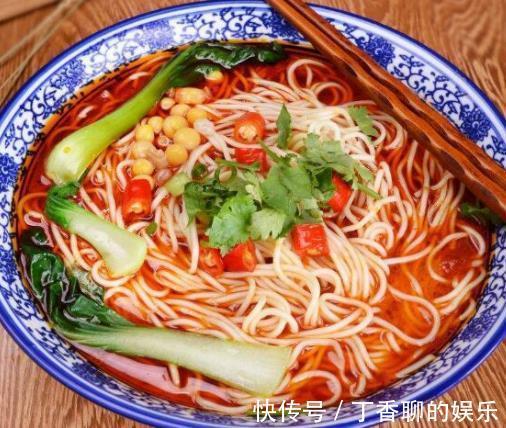家人|天热没食欲，给家人煮一碗重庆小面，面条嫩滑爽口，好吃过瘾！