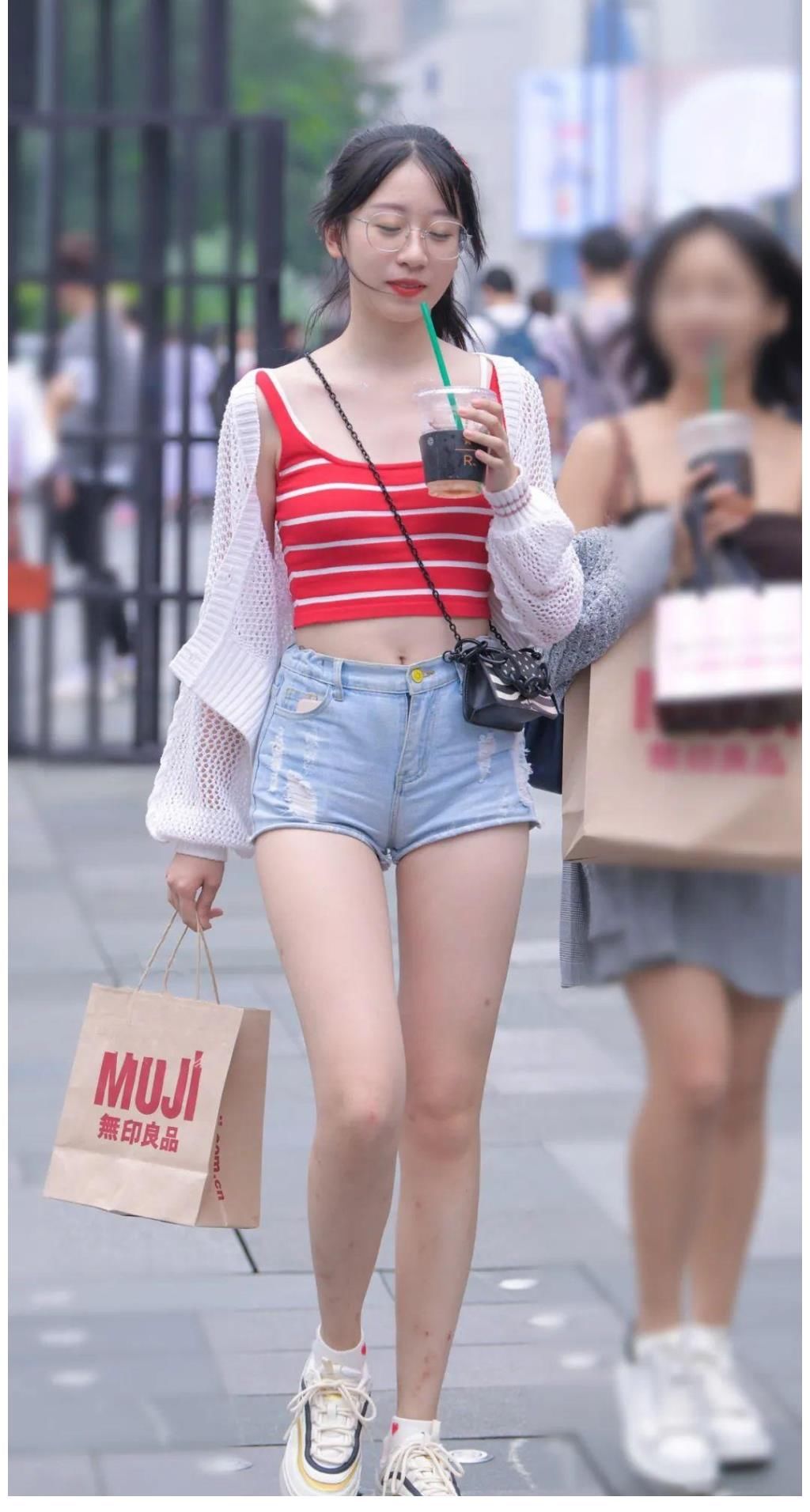紧身|女生夏季这么穿,不仅非常时尚还很吸睛