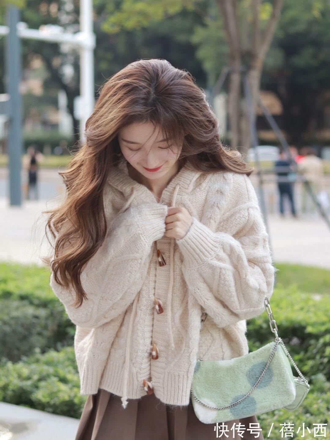 牛角扣|紧身裤过时了,这个冬季流行“毛衣+半身裙”,轻松穿出不俗气质