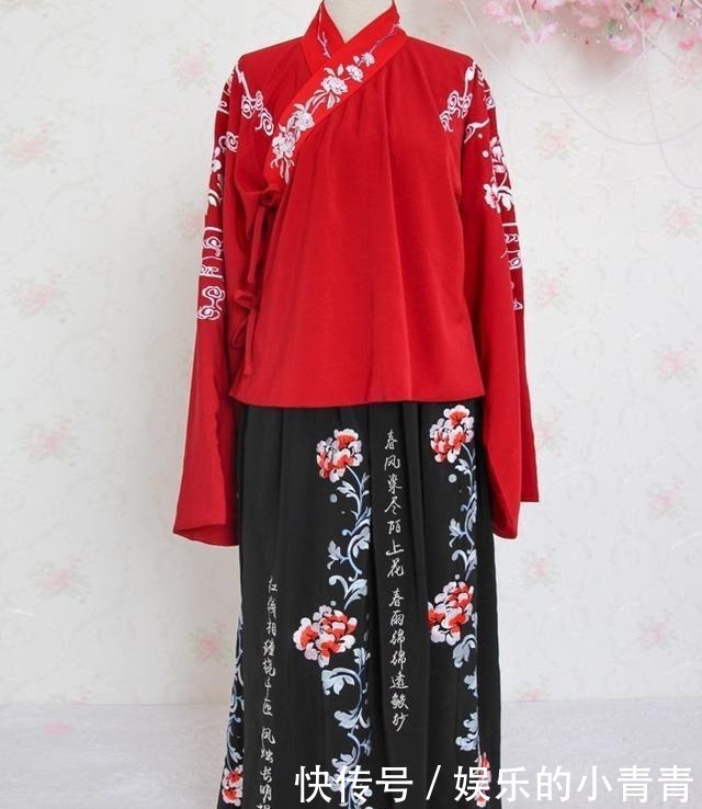 最近火了一种“阴间”汉服,穿上就可以拍鬼片,很像黑山老妖