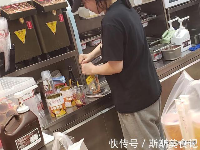 |搞笑段子:蜜雪冰城真的不把顾客当外人啊