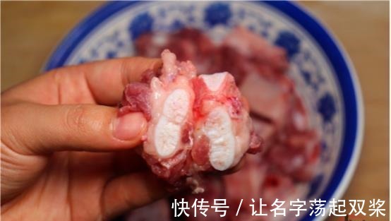 买排骨时，选“肉多”还是“肉少”的好？老板娘无意透露了底
