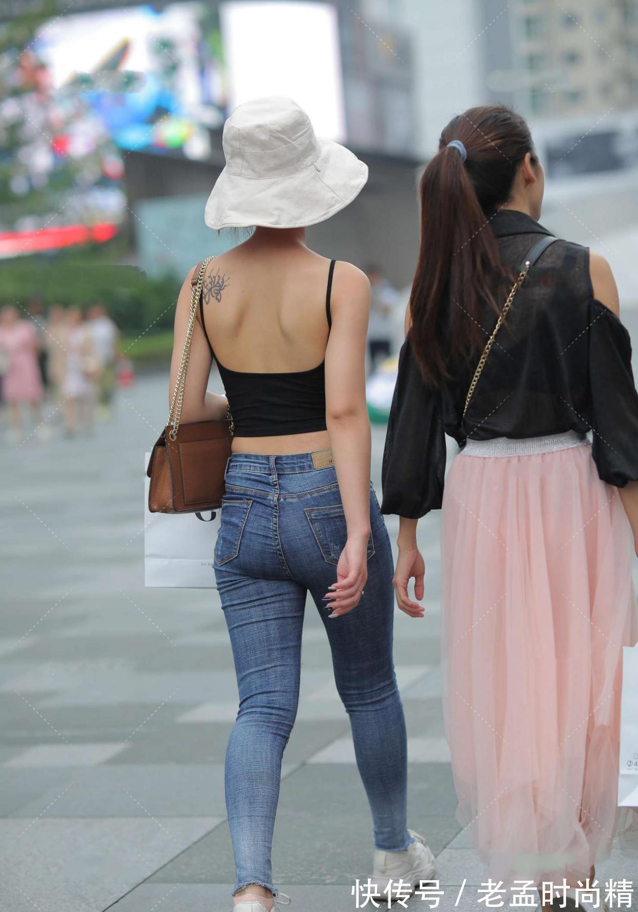 牛仔裤 黑色上衣搭配深蓝色牛仔裤,时尚潮流,休闲风