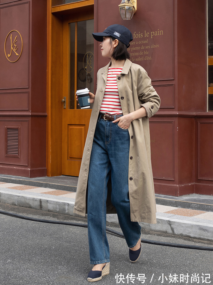 牛仔裤|38岁女性怎么穿风衣才洋气?搭配上蓝色衬衫和牛仔裤,高级又减龄