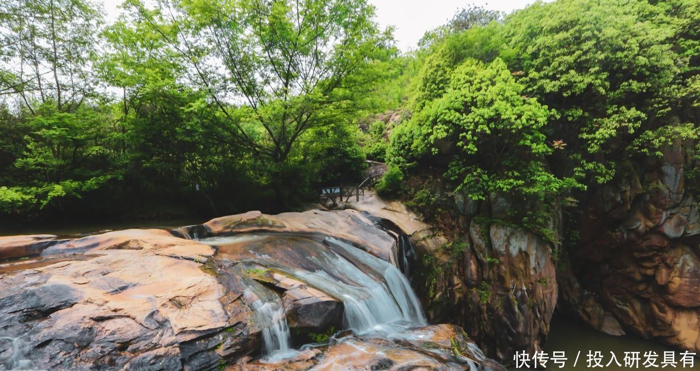 河南大别山中藏着一座峡谷，潭水清澈无污染，当地还传承非遗文化