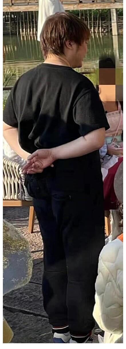 《青春環(huán)游記》溫州路透，嘉賓們都坐在椅子上，只有吳彤在站著……