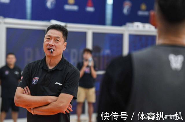 李添荣|正式加盟!上海男篮签下2米15大中锋 希望之星让人期待