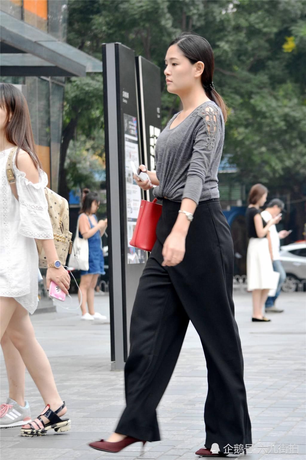 高腰直筒牛仔裤,搭配尖头细跟鞋,显得大气,有衬托矜持