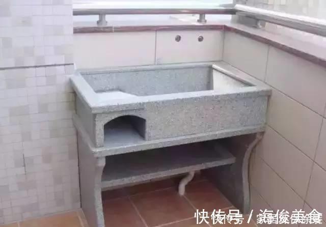 卫生间|别蹲在卫生间洗衣服了,多累呀,在阳台做个池子很好用!