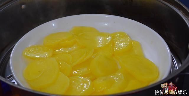 我家土豆从不炖着吃,加1盘面粉,不炖不油炸,比红烧肉还香