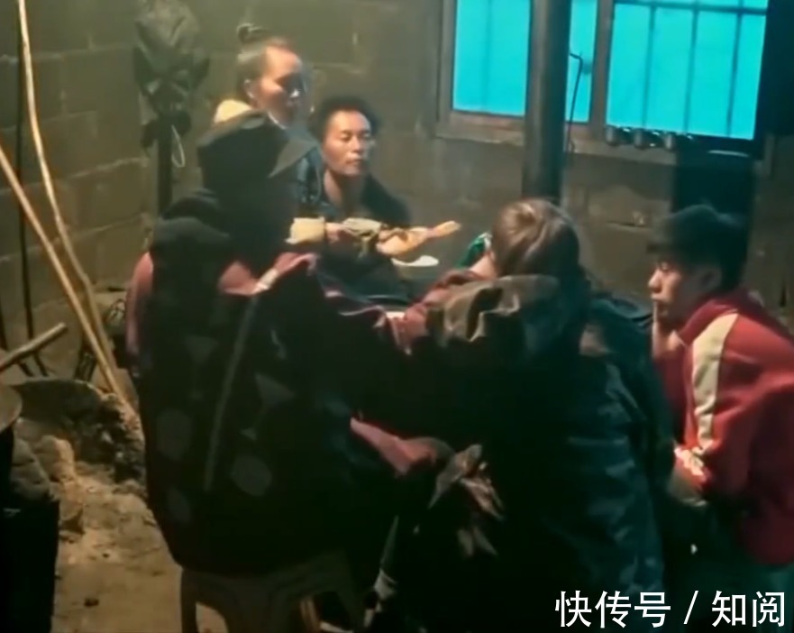 辽宁巨婴:16岁吃饭靠人喂,每天开销过万,开兰博基尼卖手机壳