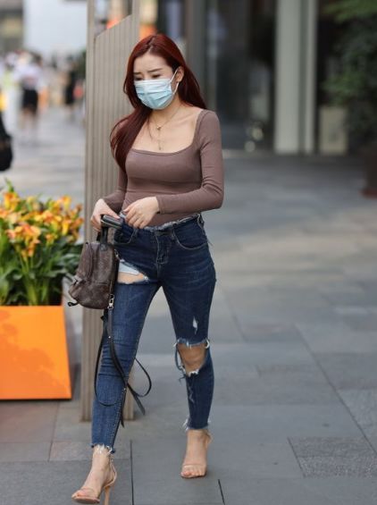 女朋友|街拍：小姐姐衣服性感撩人，你会允许女朋友这样穿吗