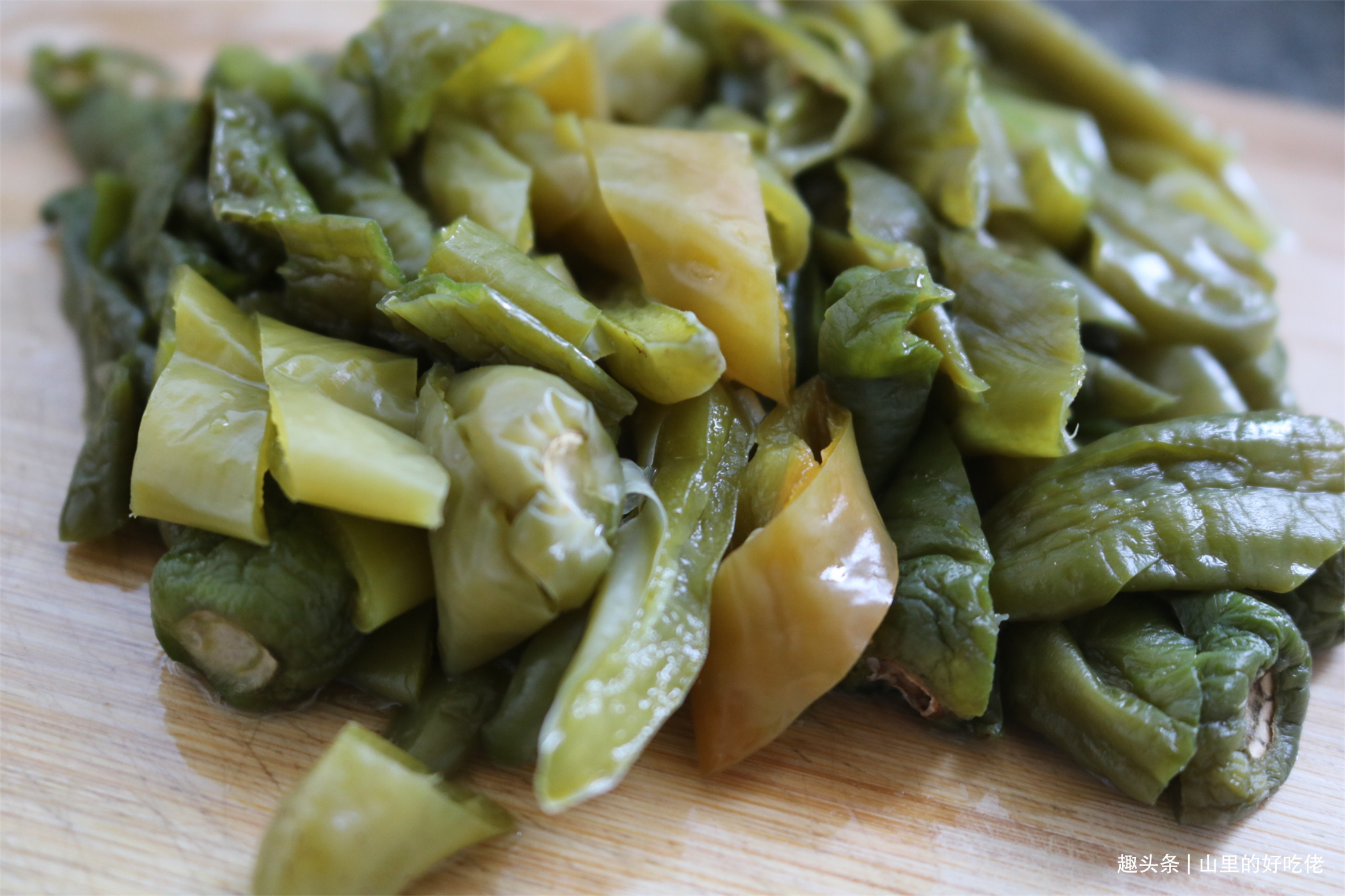 辣椒新吃法，焯水下锅炸一炸，外酥里软，拿来炒菜也算一绝了