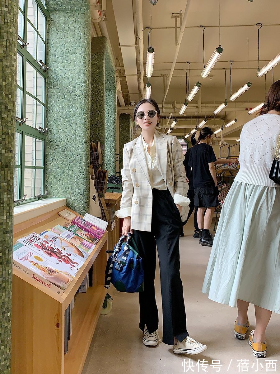 身材线条|美女的气质之道,精致的穿搭不用繁琐,一件“衬衫”穿出花样造型