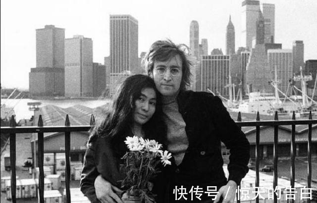 日本&日本女艺术家把剪刀交给观众,任其剪碎衣物,直到身上一丝不挂