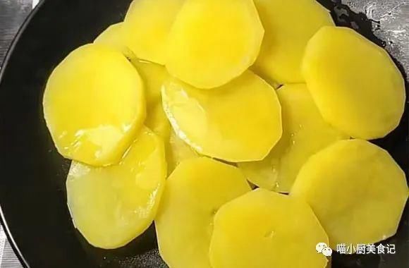 最近我家没少吃这个，包上馅，上锅一蒸，8分钟出锅，比肉包子都香