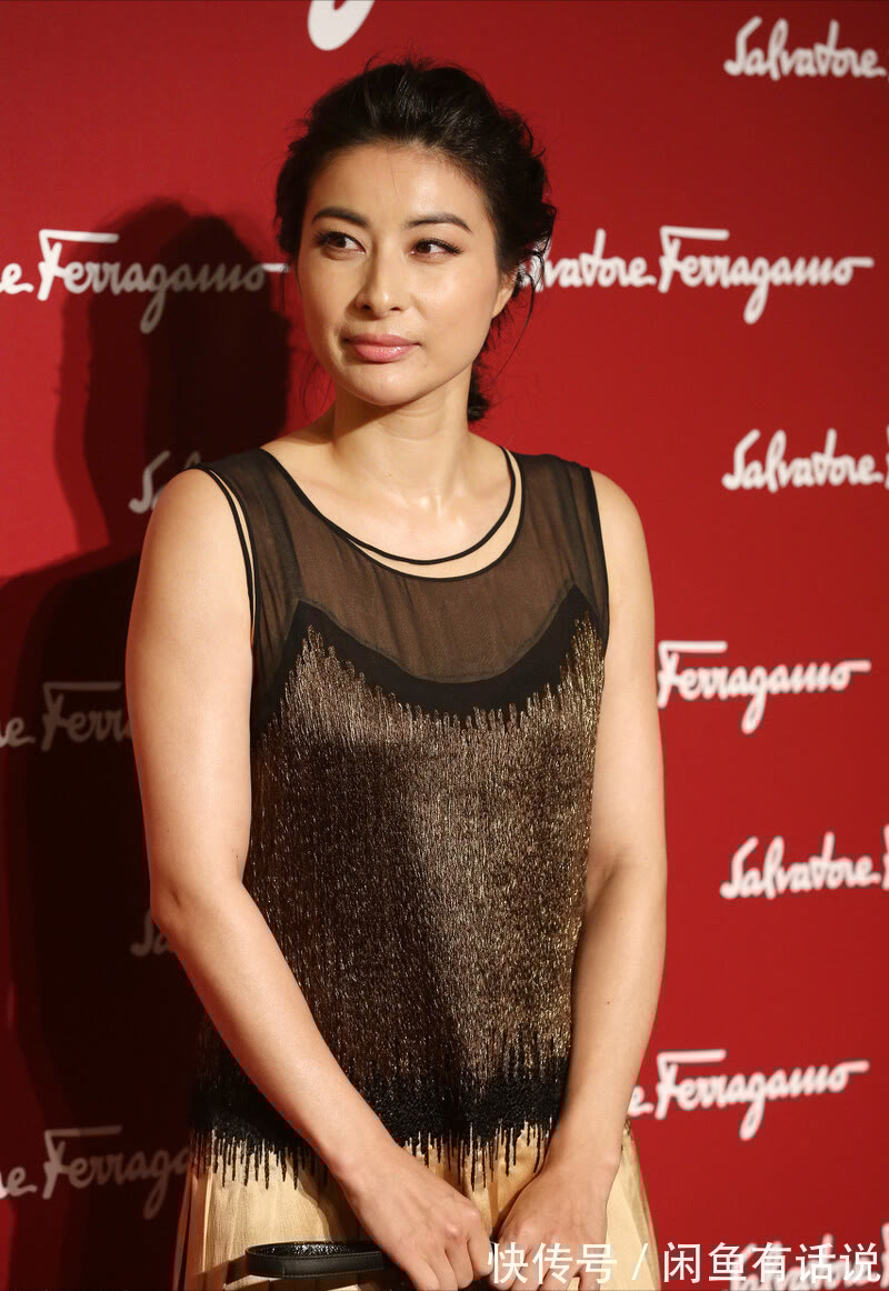 豪门阔太|郭晶晶真挺保守的,连衣裙里面还套条长裤,豪门阔太一般不这么穿