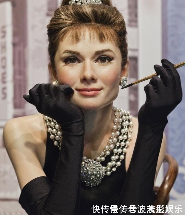 赫本风 有一种时髦,叫迟暮之年的赫本,63岁老态爬满皱纹也贤淑清丽