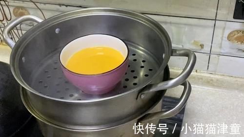口感|蒸鸡蛋羹切记直接上锅蒸，大厨教你一招，口感嫩得像豆腐，无蜂窝