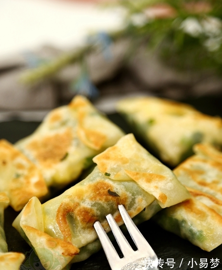 油炸|想吃春卷太容易,不揉面不油炸,简单快手就是一锅,当早餐一级棒