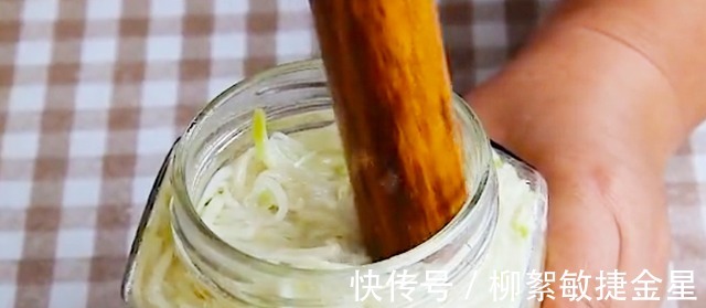 老一辈的腌芥菜丝做法真不错，做一次吃半月脆爽可口、咸香开胃！