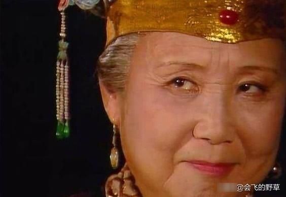 展现|王熙凤对薛宝钗的憎恶,在这一杯冷酒里,展现的淋漓尽致