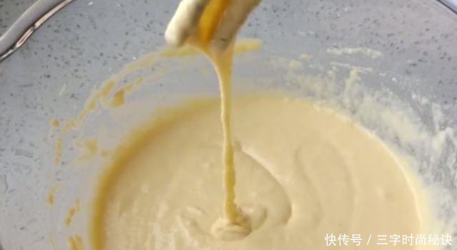 简单|一碗玉米面两个鸡蛋,简单一搅,放锅里一蒸,比蛋糕还好吃