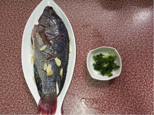 鲫鱼|鲫鱼刺多不如吃它，1根大骨无小刺，1斤6元便宜还实惠