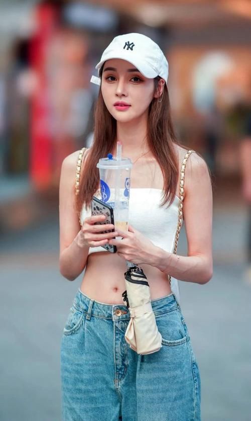 休闲|白色的抹胸搭配蓝色的牛仔裤，整个人显得很休闲，很有秋天的氛围