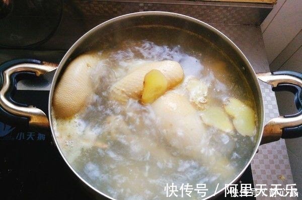 炖鸡时,放这2种调料等于白炖!很多人都不知道,难怪肉柴又腥气