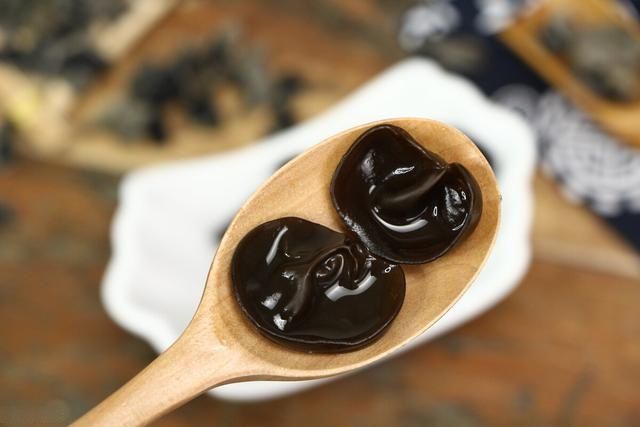 做韭菜馅饼,和面时多加1味,烙出的馅饼皮薄馅大,凉了也不硬