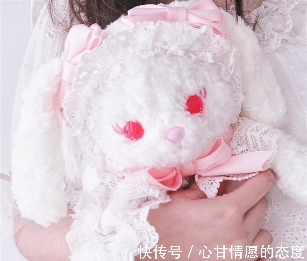 ita Lo娘人手必备的兔熊包,贵的离谱之外毫无特点,普通人谁会去买?