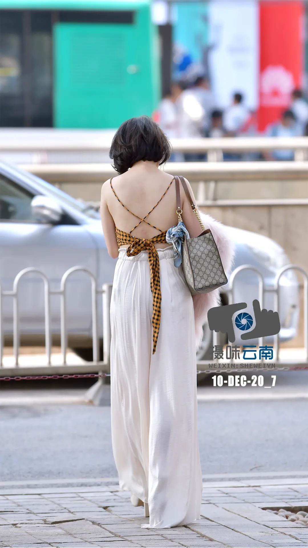 心计|街拍:美人心计之露背装,与阔腿裤阔步前行