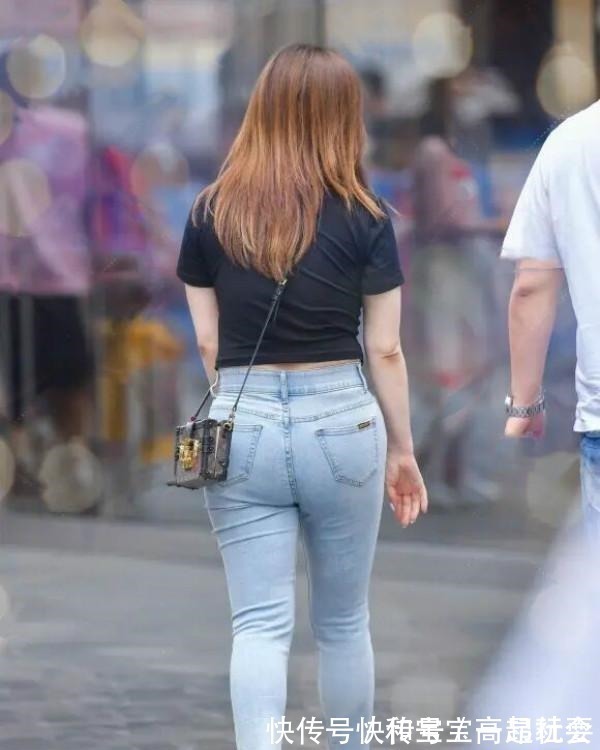 小个子 蜂腰细腿的打底裤美女,增加自身的魅力和吸引力,潮范十足!