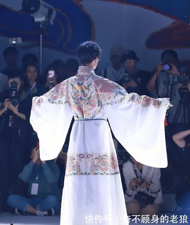 衣长$穿汉服的男生有多好看?瞧瞧“古风圈”的妖扬,你就知道了