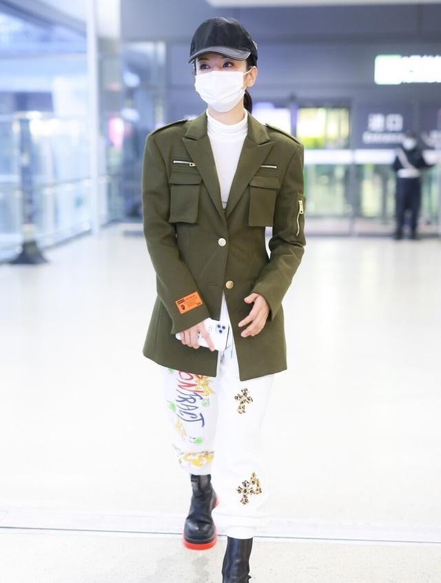 十足|黄奕穿军绿色收腰西装戴棒球帽现身机场,英气十足,利落大方