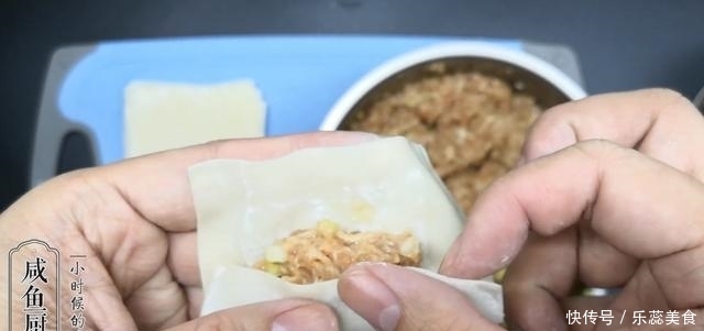 吃法|馄饨皮换个吃法,金黄酥脆,鲜美入味,小伙自己吃两大锅