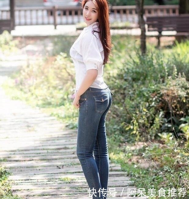 轻松|街拍:紧身牛仔裤美女,轻松地穿出性感女人味