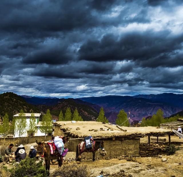 凝聚冰川、古道、湖泊、雪山、草原和古文明的康巴腹地