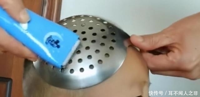 头发|抠门老爸用“漏勺剃头”火了,能省点就省点,网友:儿子眼神亮了