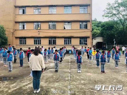 默哀|长沙各中小学自发举行默哀仪式，送别袁爷爷