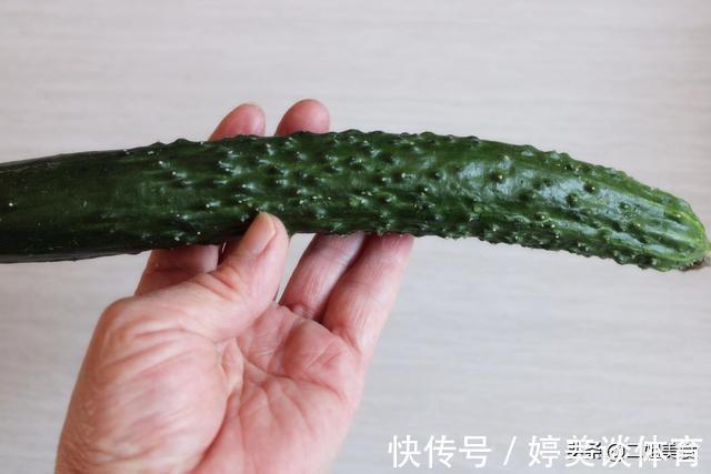 打了激素的黄瓜怎么分辨?菜农:教您一招,别再选错了