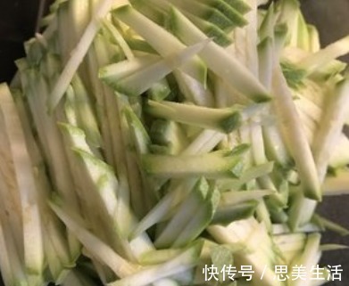 天热西葫芦|天热西葫芦别再炒着吃,教你一个新吃法,爽脆开胃又下饭,吃不腻