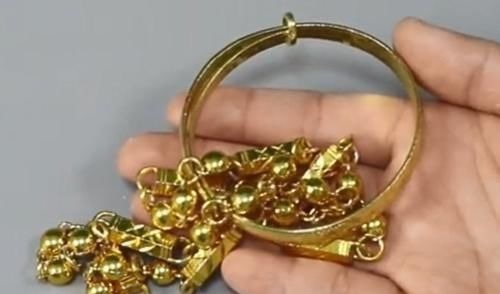 不管金首饰多脏多黑用“水”泡一泡,立马金光闪闪,1克都不掉