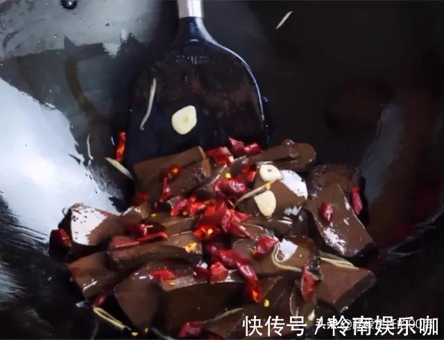 干辣椒|炒猪血，多放“2黄1红1绿”，炒出来的猪血鲜香嫩滑，关键无腥味