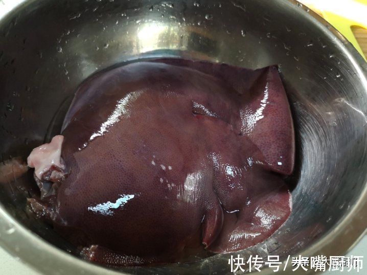 猪肝最忌用清水洗,等于没洗,厨师教你正确方法,又嫩又香还不腥